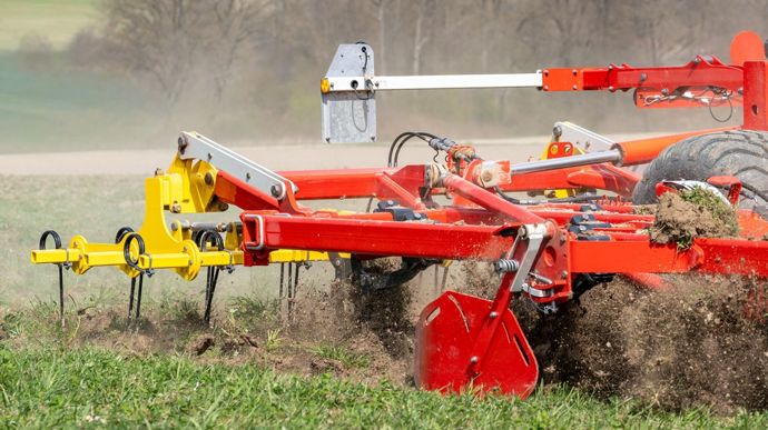Herse peigne lourde, dents vibrantes… Pöttinger enrichit son déchaumeur Plano