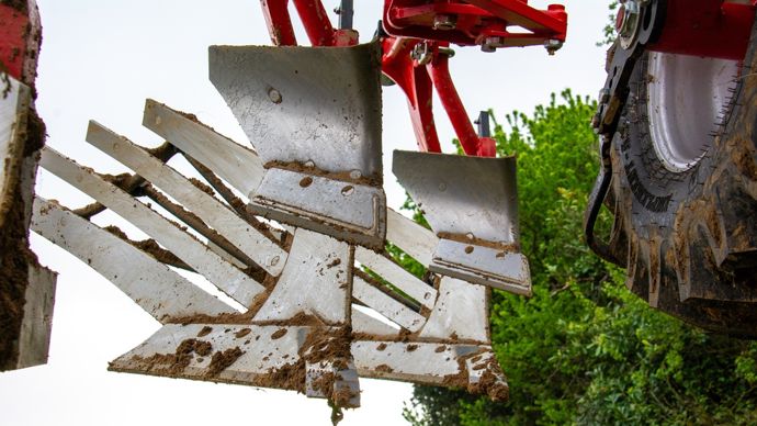 Socs, versoirs, rasettes… Grégoire Besson passe toutes ses pièces à l’Iron Carb