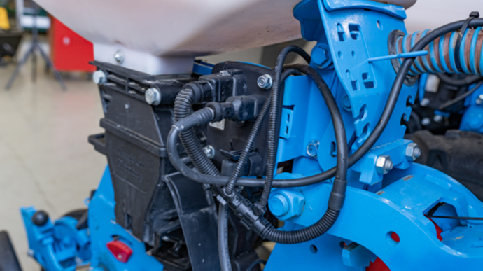 PTx offre une nouvelle vie aux vieux semoirs avec le pilotage électrique Isobus